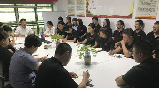 德瑞克儀器2019年第三季度大會報道，外貿銷售部領取5000元獎金！